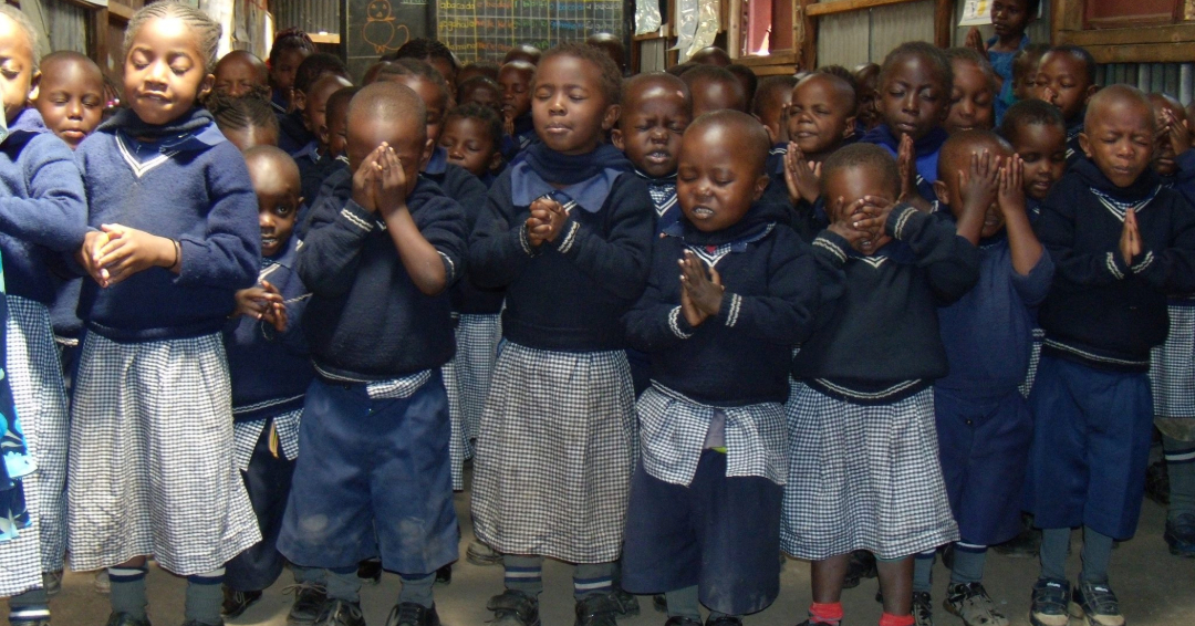 WATU WA MAANA Children praying 1080x566