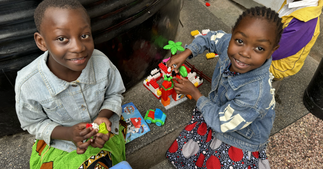 JEHO Kids Playing with Legos